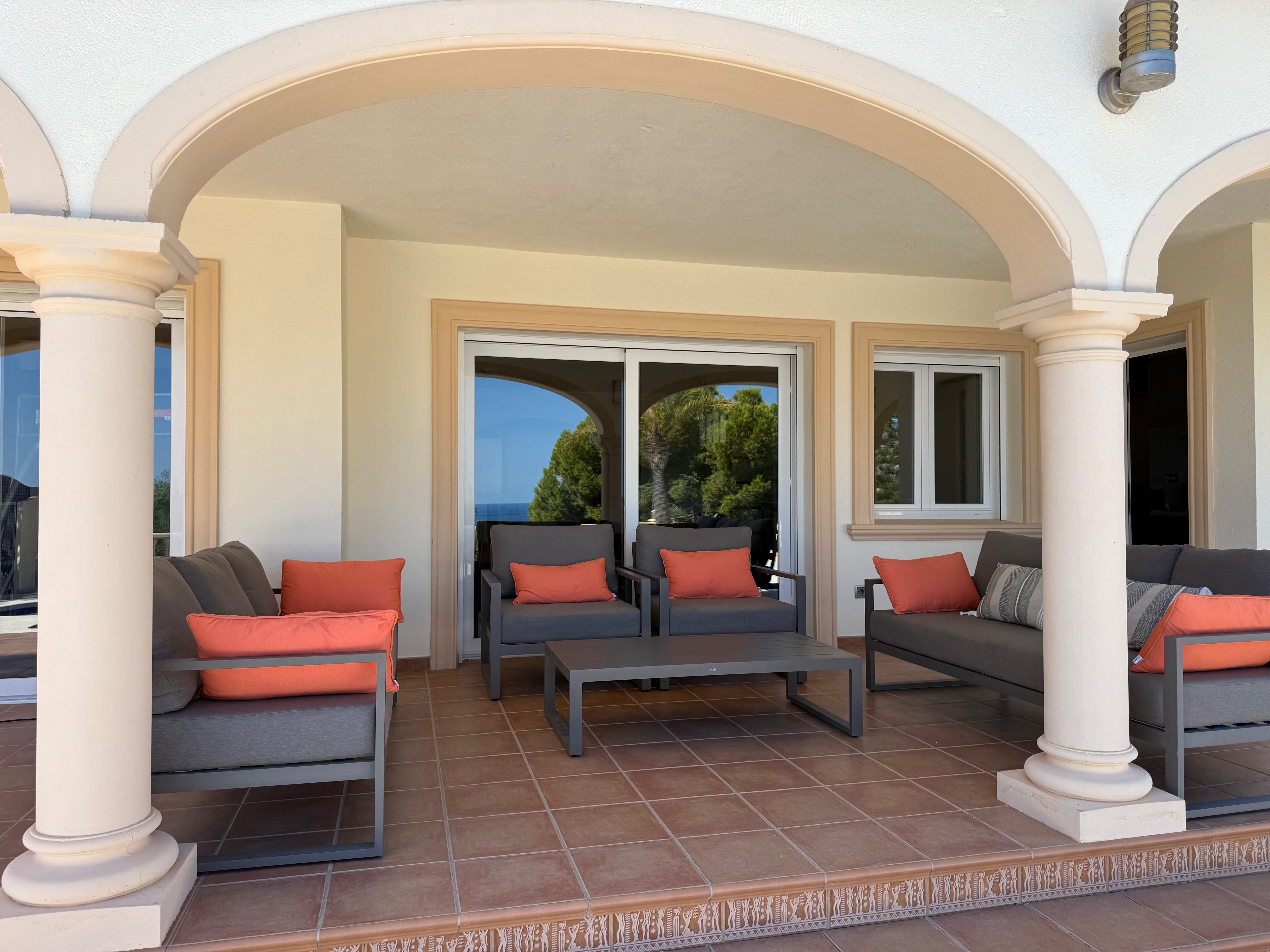 Overdekte lounge bij de villa